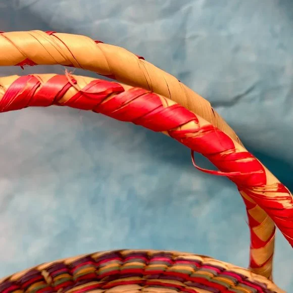 Vtg Woven Rattan/Straw Colorful Snake Charmer Basket Lid Handles Native American - Picture 7 of 7